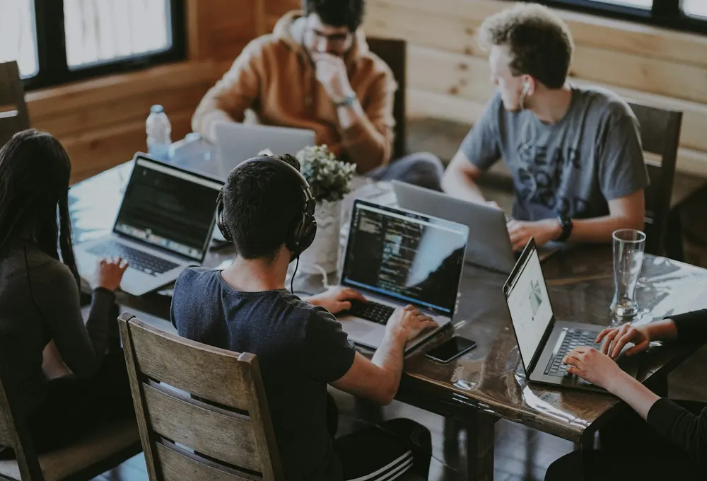 Equipo trabajando con portátiles