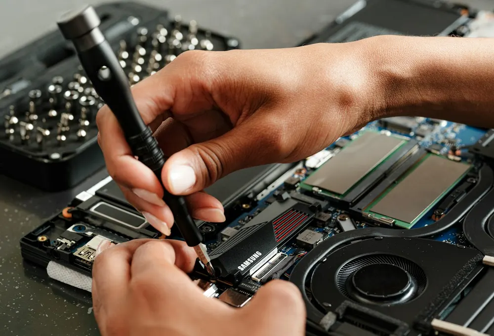 Técnico reparando un portátil